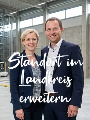 Ein Unternehmerehepaar steht in einer Logistikhalle im Landkreis Osnabrück