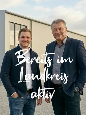 Zwei Unternehmer stehen vor einer Gewerbehalle im Landkreis Osnabrück