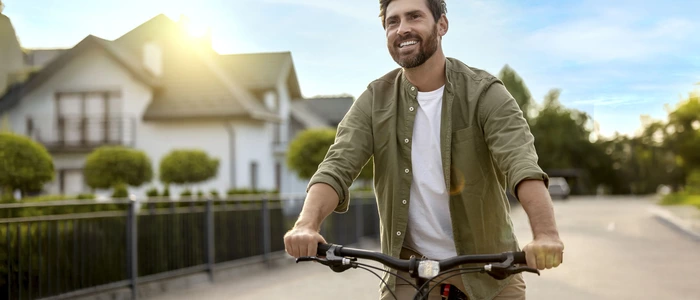 Mann auf dem Fahrrad in einer Wohnsiedlung
