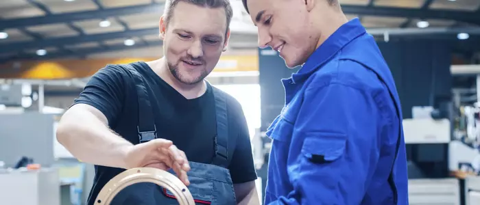 Mitarbeiter in Fabrik im Gespräch