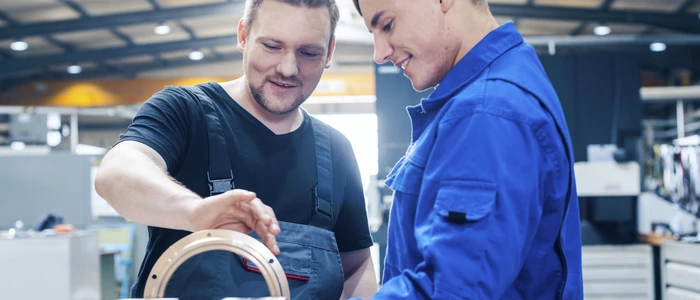 Mitarbeiter in Fabrik im Gespräch