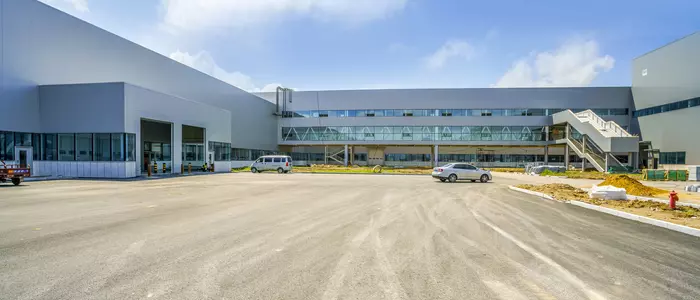 Industriefläche mit Firmengebäude