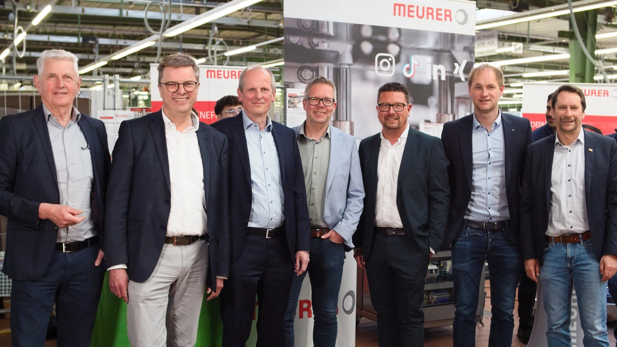 Begeistert von den kreativen Arbeitsproben der Betriebe waren (v.l.): Heiner Pahlmann, Bürgermeister Bramsche, Matthias Wernke, Samtgemeindebürger-meister Bersenbrück, Jens Gozian, Geschäftsführer Meurer Verpackungssyste-me, Matthias Wübbel, Samtgemeindebürgermeister Fürstenau, MaßArbeit-Vorstand Lars Hellmers, Christoph Trame, Samtgemeindebürgermeister Neuen-kirchen, und Michael Bürgel, Samtgemeindebürgermeister Artland. 