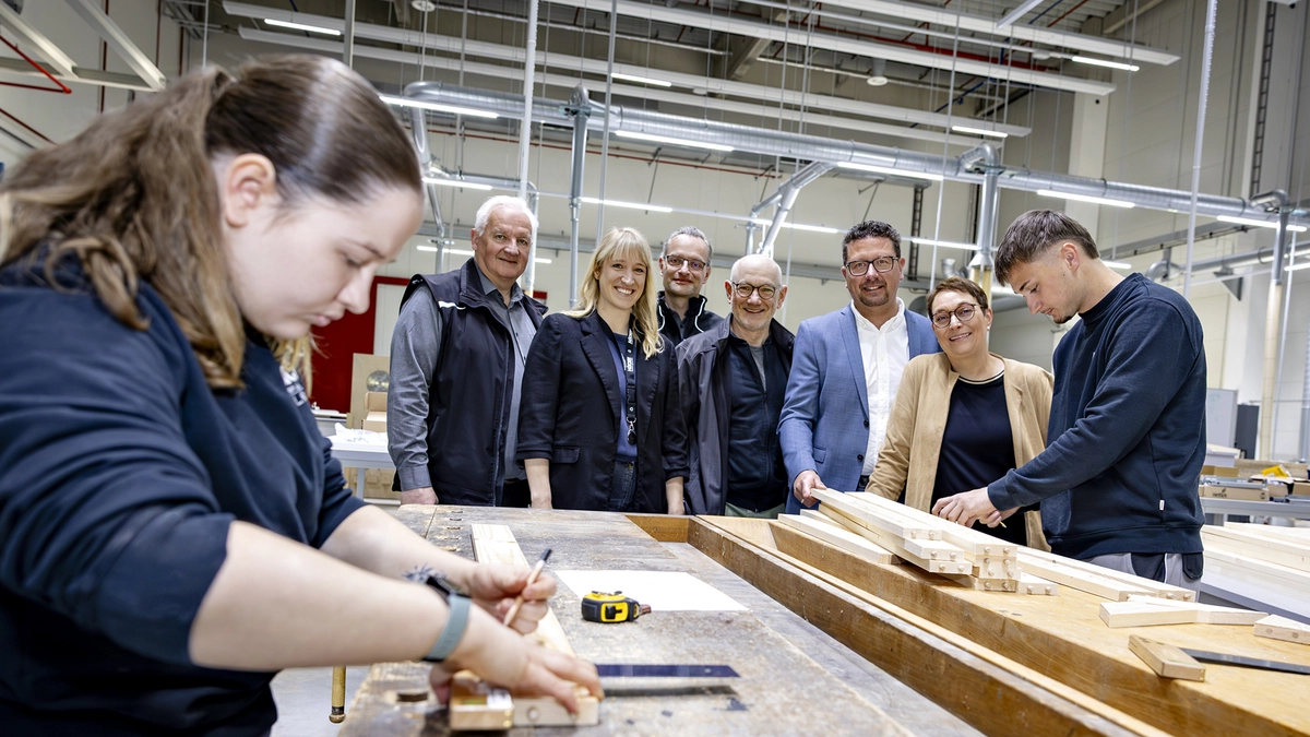 Einen Blick in die Ausbildungswerkstatt bei Häcker Küchen warfen (v.l.): Uwe Klingenhagen, Werksleiter Werk 5 Venne, Rebecca Priemer, Leite-rin Young Talents, Stephan Fänger, Ausbilder Werk 5 Venne, Axel Fuchs, Ausbildungsregion Osnabrück, Lars Hellmers, Vorstand der MaßArbeit und 1. Vorsitzender der Ausbildungsregion Osnabrück, und Susanne Steininger, Geschäftsführerin der Ausbildungsregion und Be-reichsleiterin Übergangsmanagement MaßArbeit.